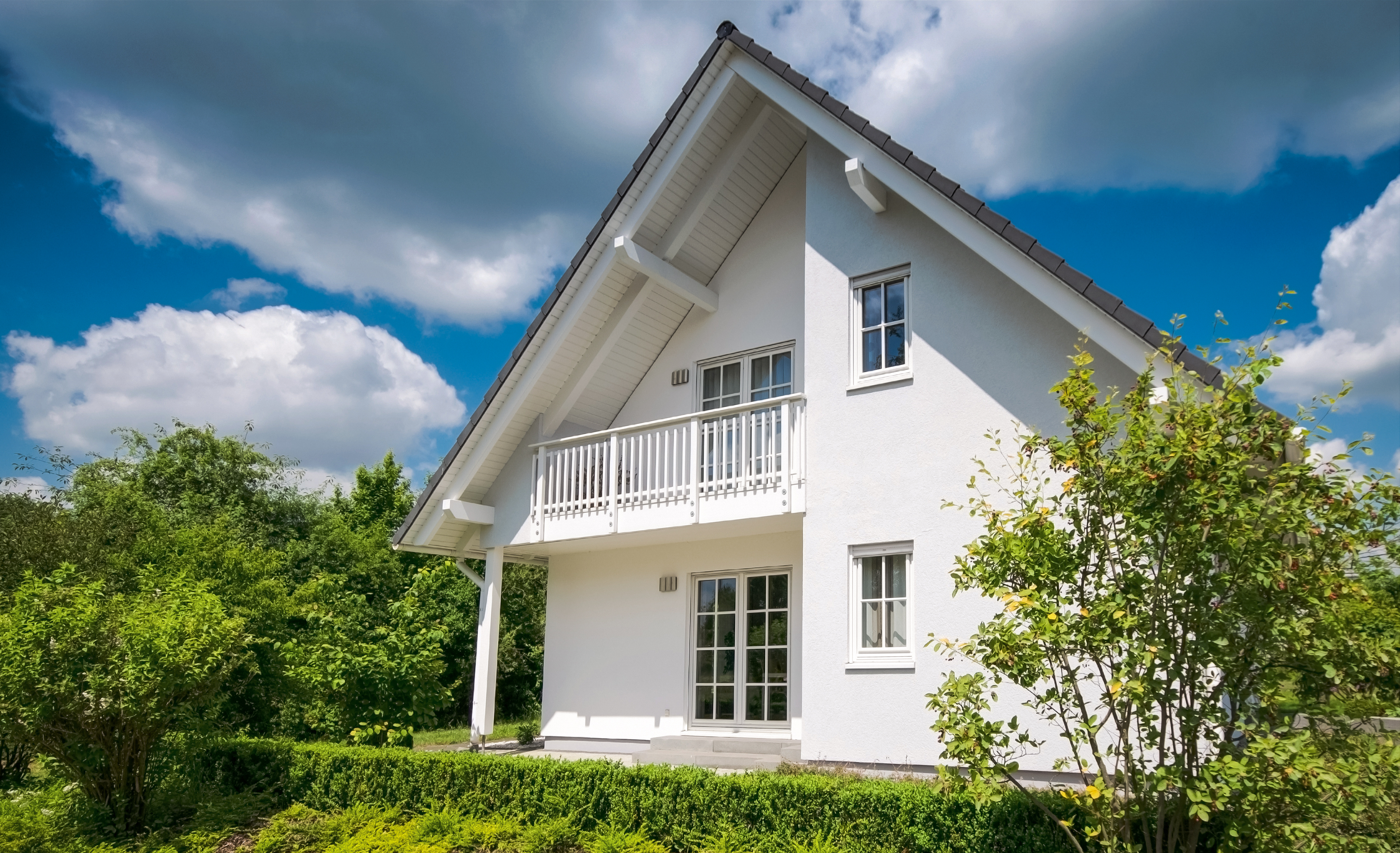 Foto weißes Einfamilienhaus Erbschaft Familienheim