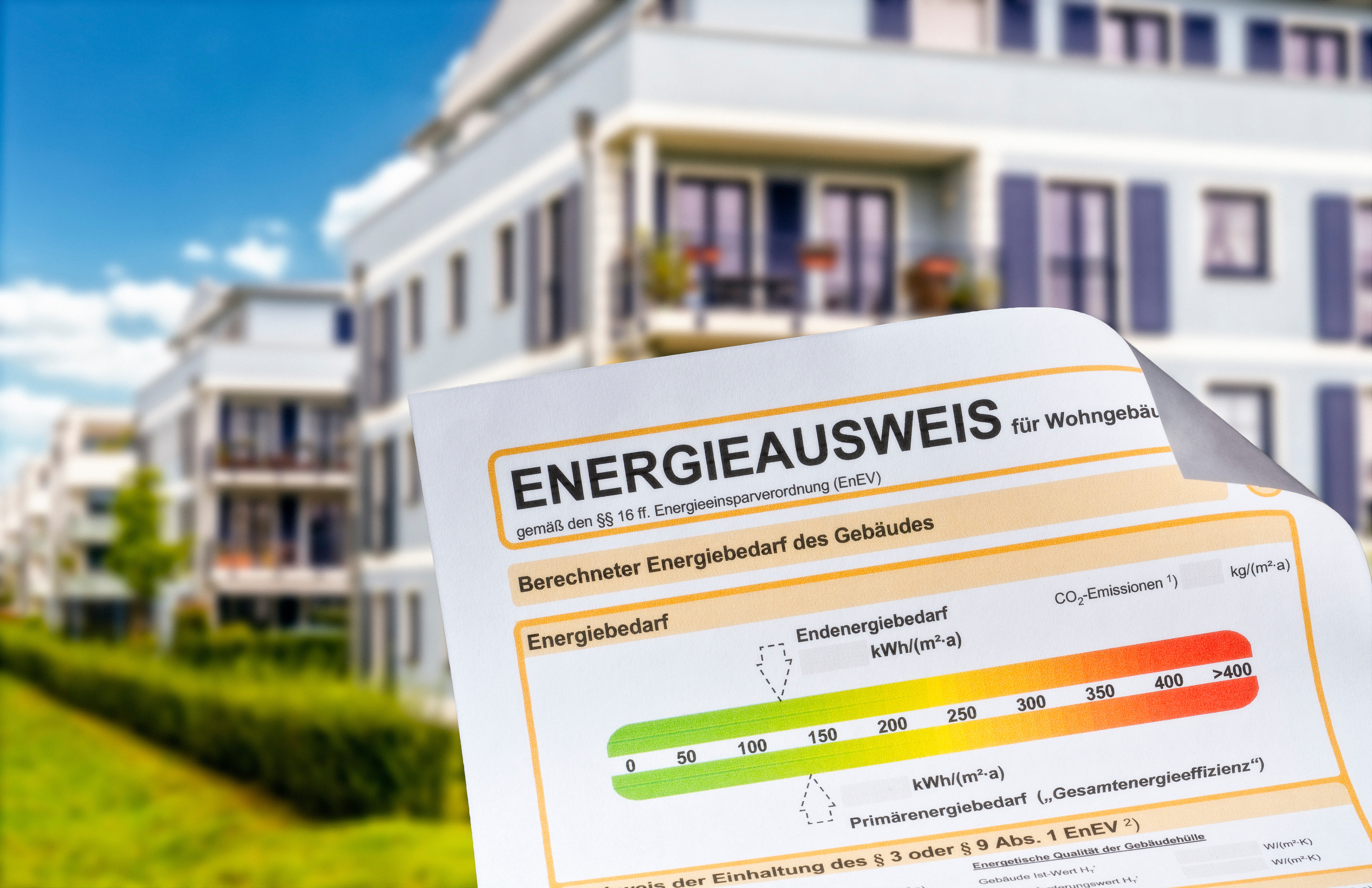 Foto Energieausweis vor modernen Eigentumswohnungen